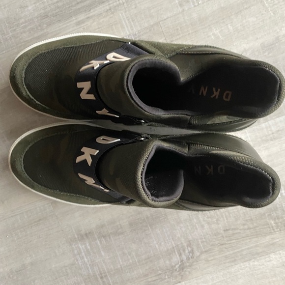 DKNY Wedged camo sneaker | size 10 - Picture 4 of 6